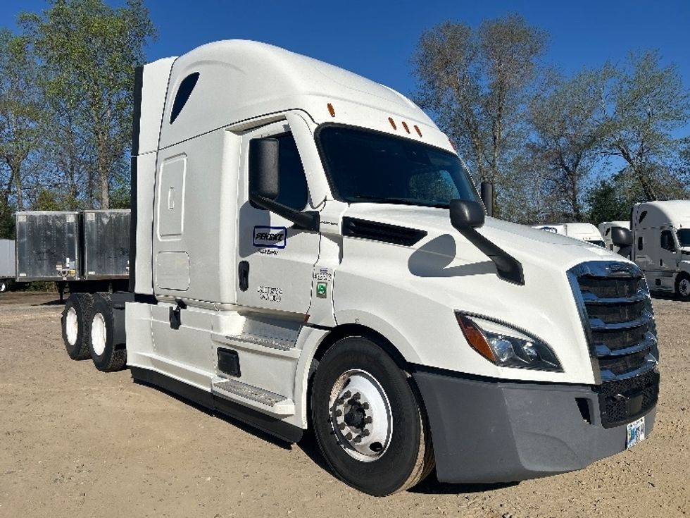 Sleeper Tractor-Heavy Duty Tractors-Freightliner-2022-T12664ST-Spartanburg-SC-430,642\n\t\tmiles-$ 72,000 - Image 1