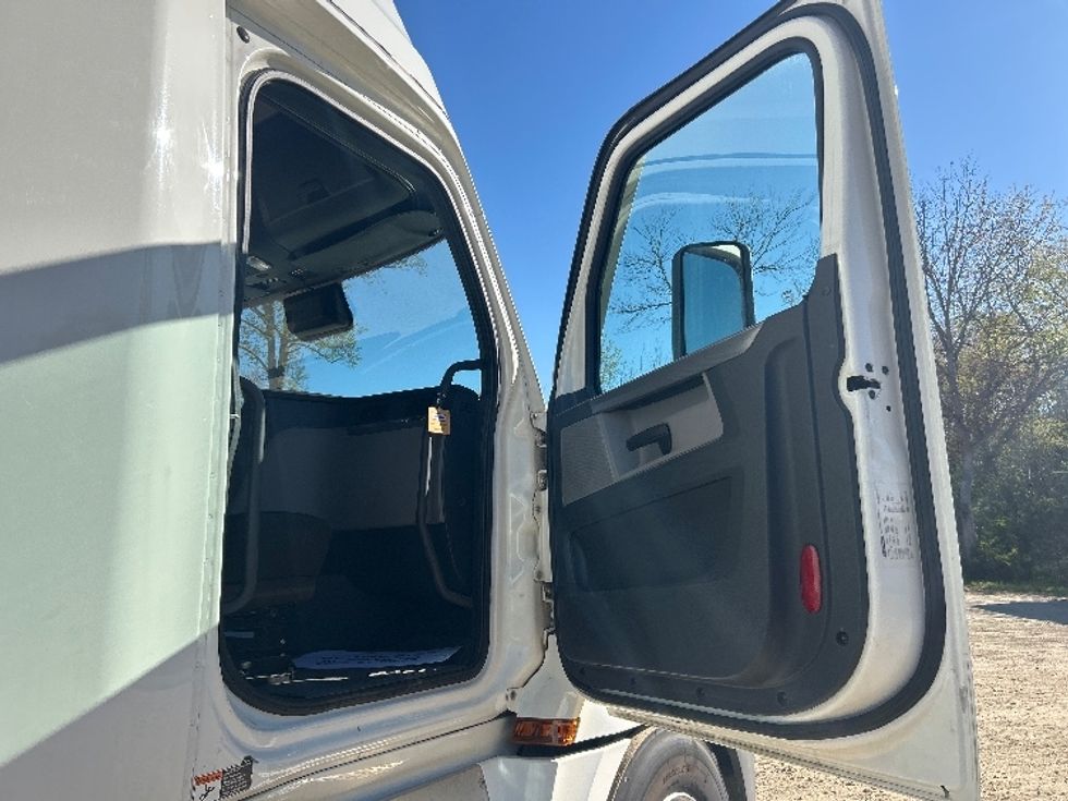 Sleeper Tractor-Heavy Duty Tractors-Freightliner-2022-T12664ST-Spartanburg-SC-430,642\n\t\tmiles-$ 72,000 - Image 13