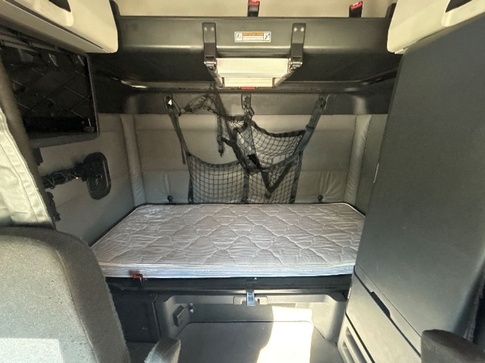 Sleeper Tractor-Heavy Duty Tractors-Freightliner-2022-T12664ST-Spartanburg-SC-430,642\n\t\tmiles-$ 72,000 - Image 16