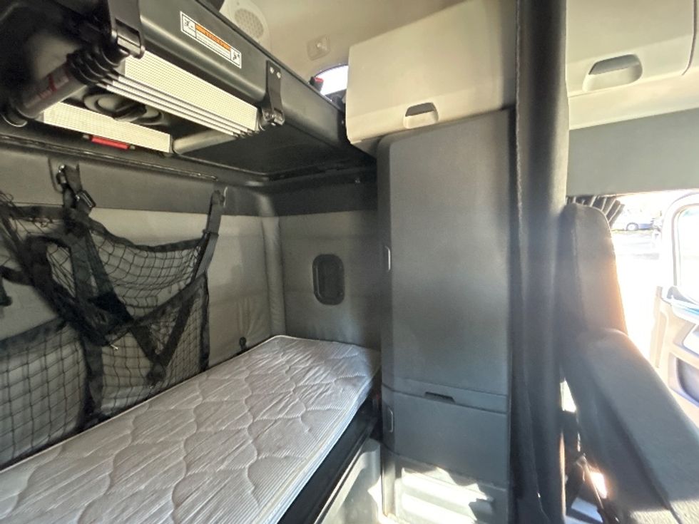 Sleeper Tractor-Heavy Duty Tractors-Freightliner-2022-T12664ST-Spartanburg-SC-430,642\n\t\tmiles-$ 72,000 - Image 18