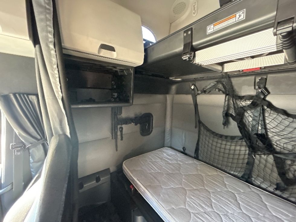 Sleeper Tractor-Heavy Duty Tractors-Freightliner-2022-T12664ST-Spartanburg-SC-430,642\n\t\tmiles-$ 72,000 - Image 19