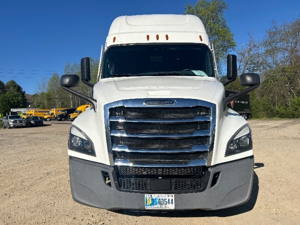 Sleeper Tractor-Heavy Duty Tractors-Freightliner-2022-T12664ST-Spartanburg-SC-430,642\n\t\tmiles-$ 72,000 - Image 2