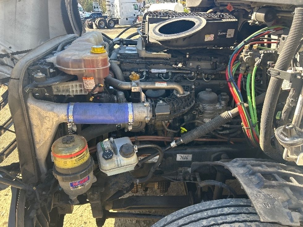 Sleeper Tractor-Heavy Duty Tractors-Freightliner-2022-T12664ST-Spartanburg-SC-430,642\n\t\tmiles-$ 72,000 - Image 21