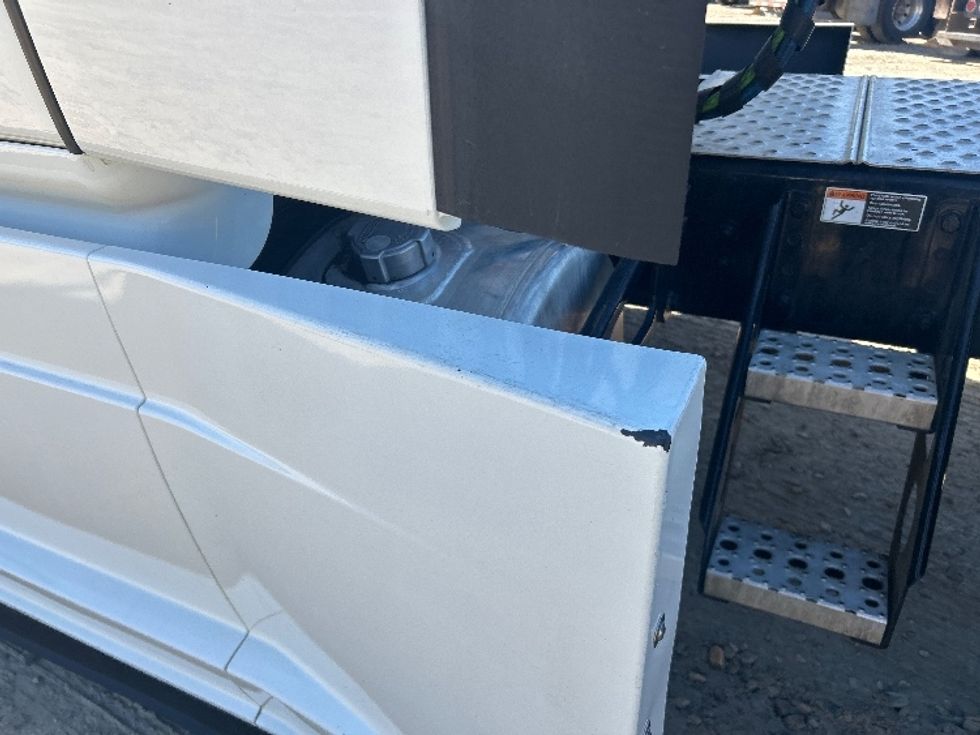 Sleeper Tractor-Heavy Duty Tractors-Freightliner-2022-T12664ST-Spartanburg-SC-430,642\n\t\tmiles-$ 72,000 - Image 23