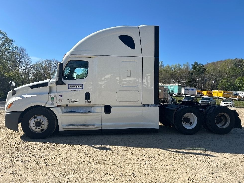 Sleeper Tractor-Heavy Duty Tractors-Freightliner-2022-T12664ST-Spartanburg-SC-430,642\n\t\tmiles-$ 72,000 - Image 4