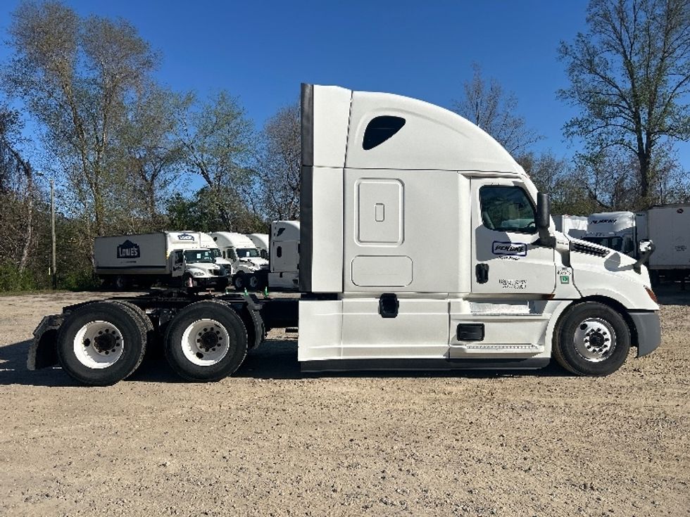 Sleeper Tractor-Heavy Duty Tractors-Freightliner-2022-T12664ST-Spartanburg-SC-430,642\n\t\tmiles-$ 72,000 - Image 8