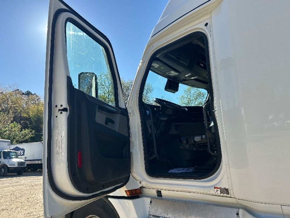 Sleeper Tractor-Heavy Duty Tractors-Freightliner-2022-T12664ST-Spartanburg-SC-430,642\n\t\tmiles-$ 72,000 - Image 9