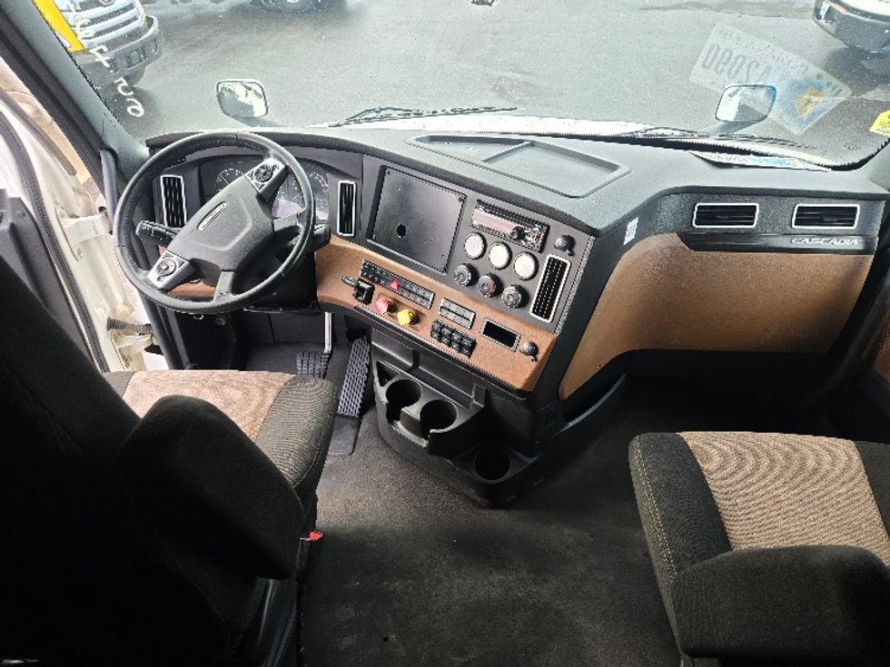 Sleeper Tractor-Heavy Duty Tractors-Freightliner-2022-T12664ST-Spokane Valley-WA-426,714\n\t\tmiles-$ 86,750 - Image 12