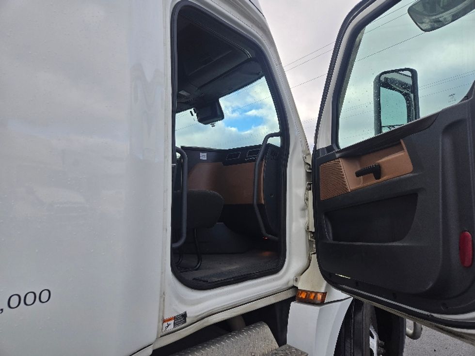 Sleeper Tractor-Heavy Duty Tractors-Freightliner-2022-T12664ST-Spokane Valley-WA-426,714\n\t\tmiles-$ 86,750 - Image 13