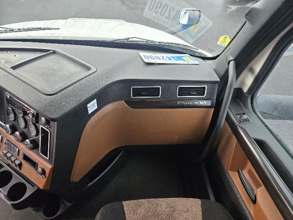 Sleeper Tractor-Heavy Duty Tractors-Freightliner-2022-T12664ST-Spokane Valley-WA-426,714\n\t\tmiles-$ 86,750 - Image 14