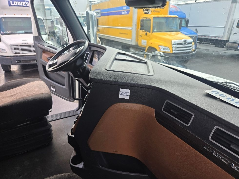 Sleeper Tractor-Heavy Duty Tractors-Freightliner-2022-T12664ST-Spokane Valley-WA-426,714\n\t\tmiles-$ 86,750 - Image 15