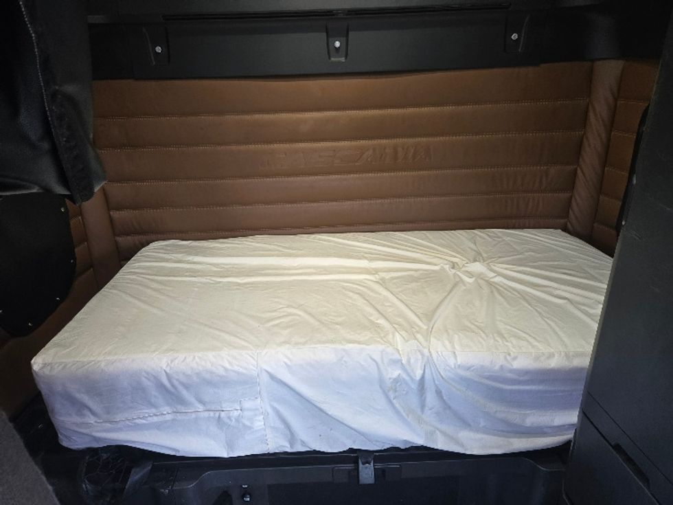 Sleeper Tractor-Heavy Duty Tractors-Freightliner-2022-T12664ST-Spokane Valley-WA-426,714\n\t\tmiles-$ 86,750 - Image 16