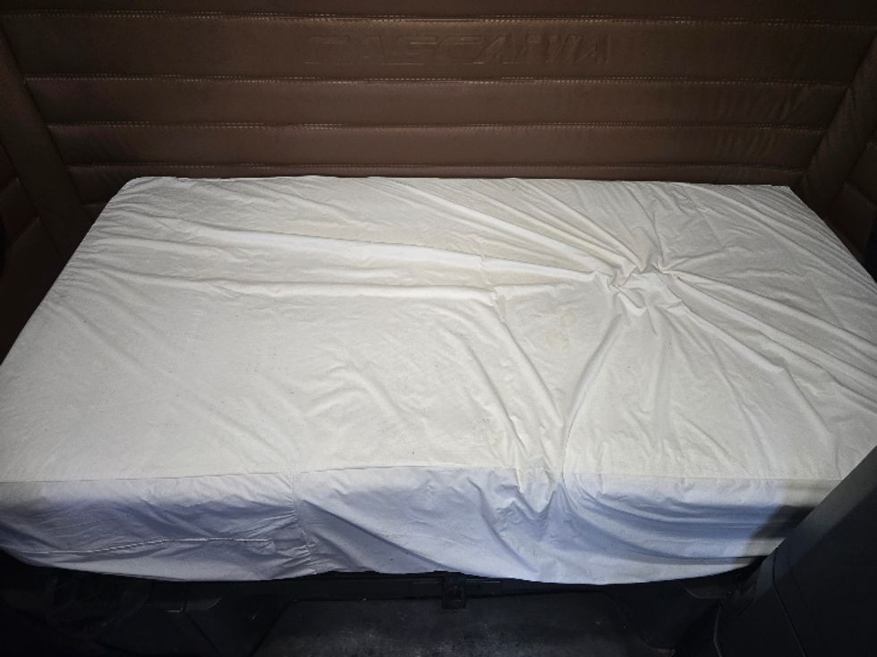 Sleeper Tractor-Heavy Duty Tractors-Freightliner-2022-T12664ST-Spokane Valley-WA-426,714\n\t\tmiles-$ 86,750 - Image 17