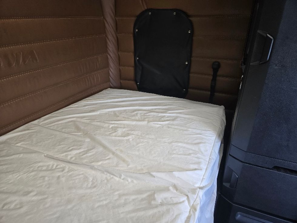 Sleeper Tractor-Heavy Duty Tractors-Freightliner-2022-T12664ST-Spokane Valley-WA-426,714\n\t\tmiles-$ 86,750 - Image 18