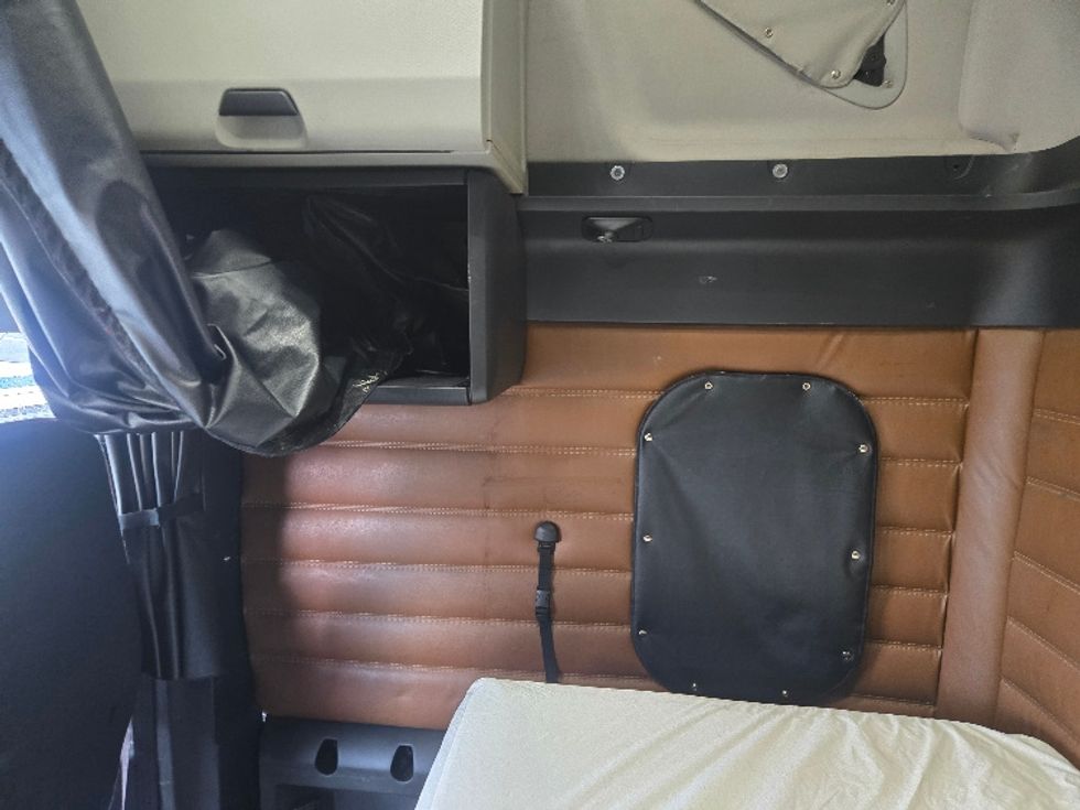 Sleeper Tractor-Heavy Duty Tractors-Freightliner-2022-T12664ST-Spokane Valley-WA-426,714\n\t\tmiles-$ 86,750 - Image 19