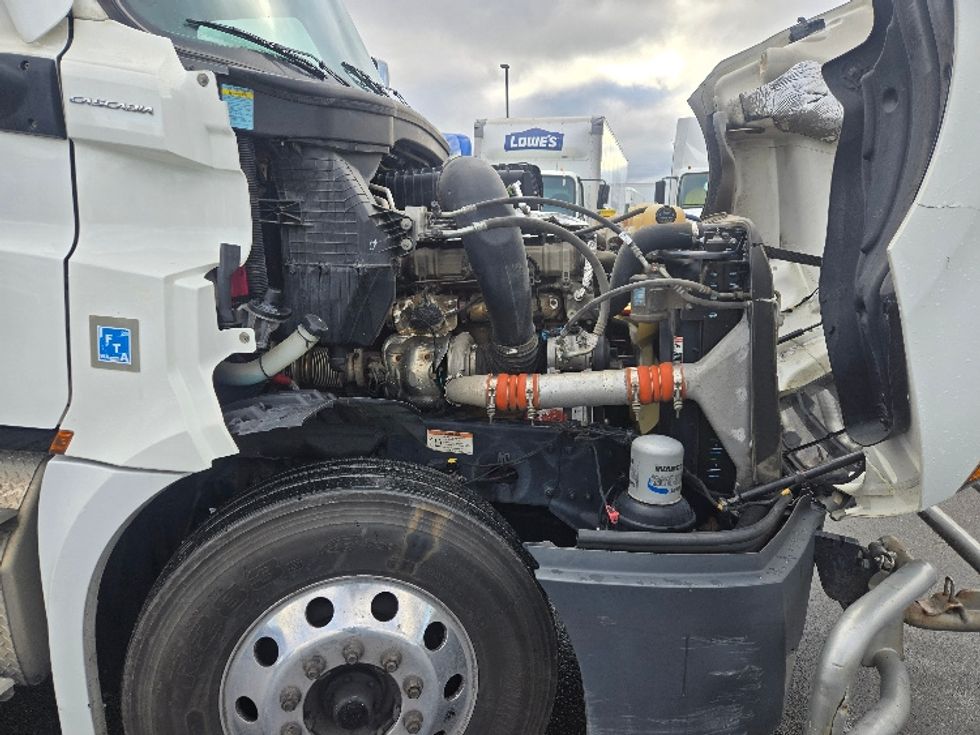 Sleeper Tractor-Heavy Duty Tractors-Freightliner-2022-T12664ST-Spokane Valley-WA-426,714\n\t\tmiles-$ 86,750 - Image 20