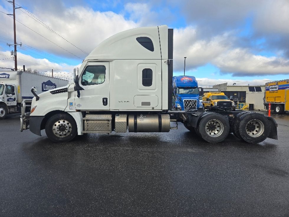 Sleeper Tractor-Heavy Duty Tractors-Freightliner-2022-T12664ST-Spokane Valley-WA-426,714\n\t\tmiles-$ 86,750 - Image 4
