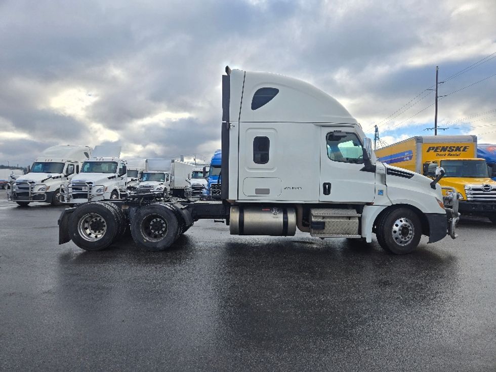 Sleeper Tractor-Heavy Duty Tractors-Freightliner-2022-T12664ST-Spokane Valley-WA-426,714\n\t\tmiles-$ 86,750 - Image 8