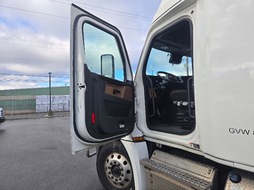 Sleeper Tractor-Heavy Duty Tractors-Freightliner-2022-T12664ST-Spokane Valley-WA-426,714\n\t\tmiles-$ 86,750 - Image 9