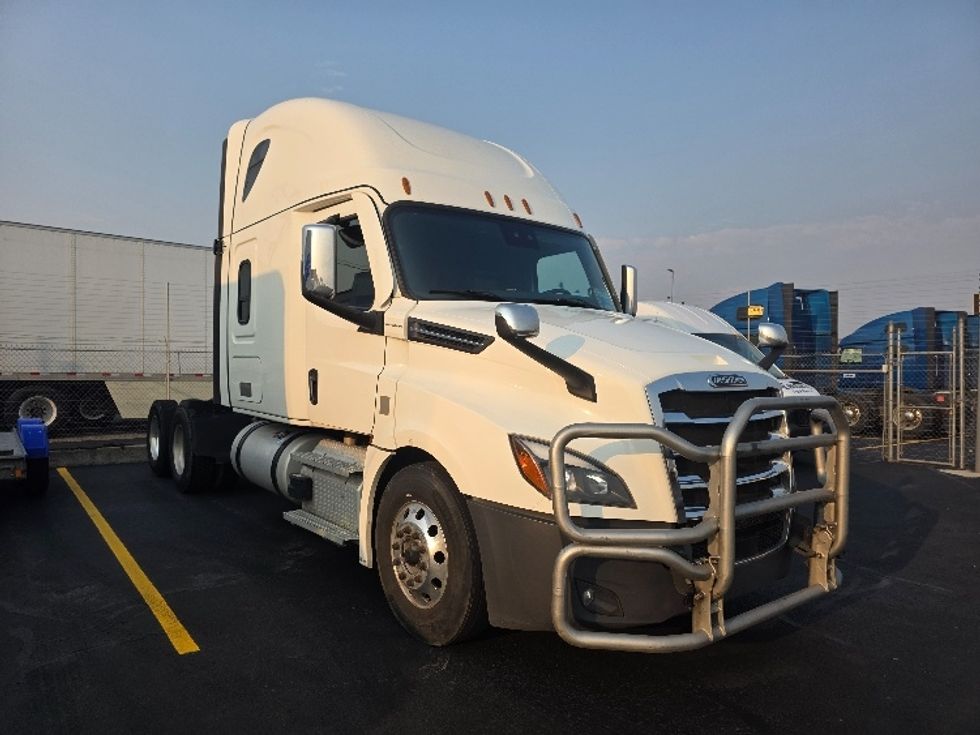 Sleeper Tractor-Heavy Duty Tractors-Freightliner-2022-T12664ST-Spokane Valley-WA-504,937\n\t\tmiles-$ 76,500 - Image 1