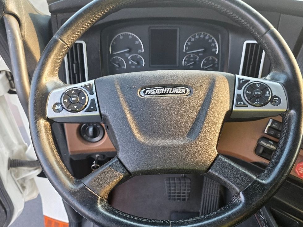 Sleeper Tractor-Heavy Duty Tractors-Freightliner-2022-T12664ST-Spokane Valley-WA-504,937\n\t\tmiles-$ 76,500 - Image 11