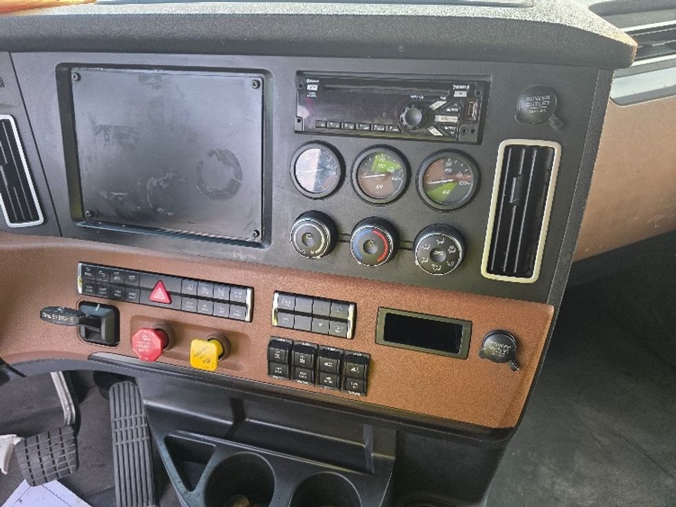 Sleeper Tractor-Heavy Duty Tractors-Freightliner-2022-T12664ST-Spokane Valley-WA-504,937\n\t\tmiles-$ 76,500 - Image 12