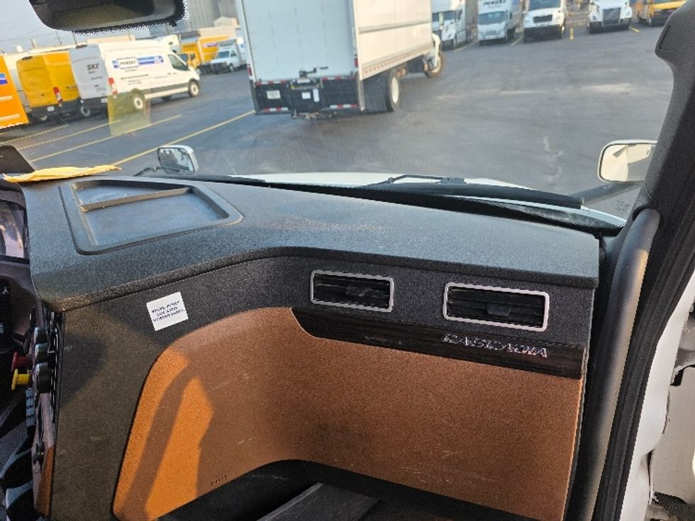 Sleeper Tractor-Heavy Duty Tractors-Freightliner-2022-T12664ST-Spokane Valley-WA-504,937\n\t\tmiles-$ 76,500 - Image 14