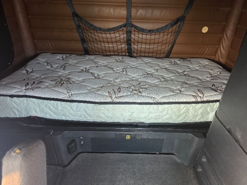 Sleeper Tractor-Heavy Duty Tractors-Freightliner-2022-T12664ST-Spokane Valley-WA-504,937\n\t\tmiles-$ 76,500 - Image 16