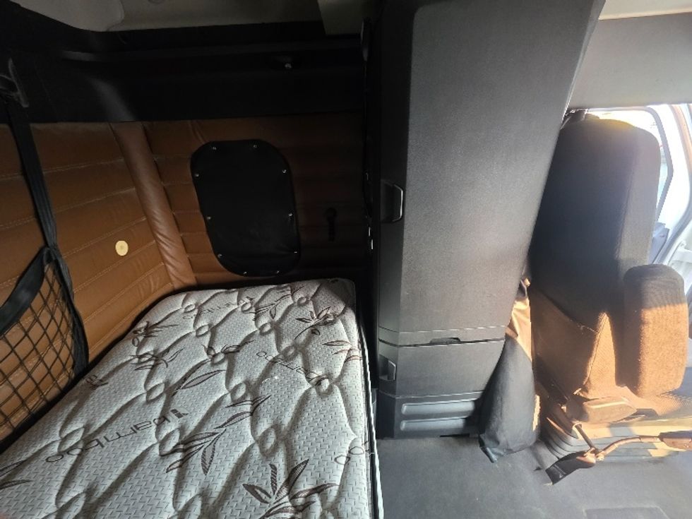 Sleeper Tractor-Heavy Duty Tractors-Freightliner-2022-T12664ST-Spokane Valley-WA-504,937\n\t\tmiles-$ 76,500 - Image 18