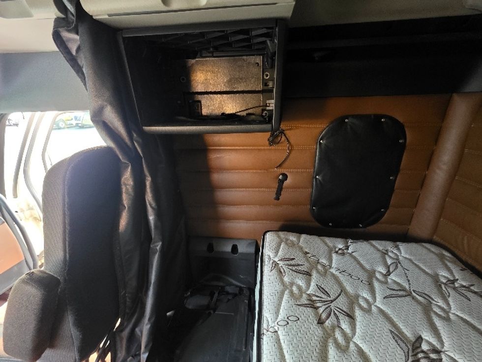Sleeper Tractor-Heavy Duty Tractors-Freightliner-2022-T12664ST-Spokane Valley-WA-504,937\n\t\tmiles-$ 76,500 - Image 19