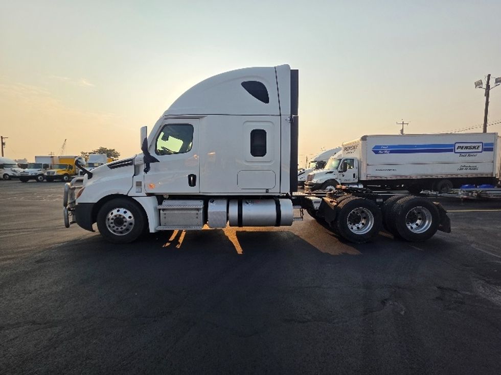 Sleeper Tractor-Heavy Duty Tractors-Freightliner-2022-T12664ST-Spokane Valley-WA-504,937\n\t\tmiles-$ 76,500 - Image 4