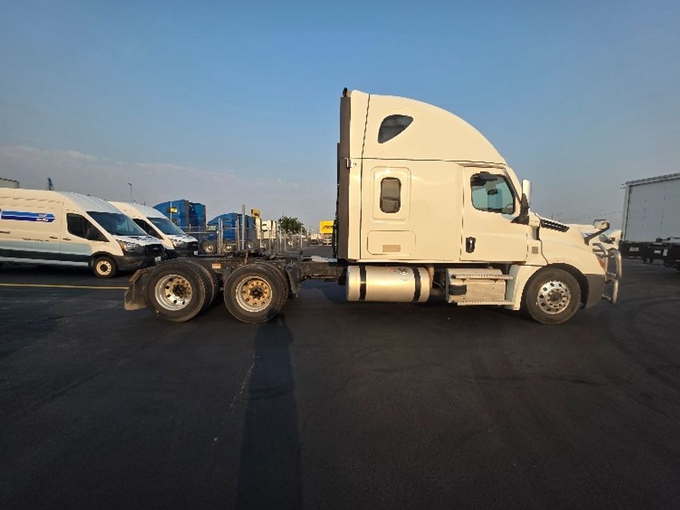 Sleeper Tractor-Heavy Duty Tractors-Freightliner-2022-T12664ST-Spokane Valley-WA-504,937\n\t\tmiles-$ 76,500 - Image 8