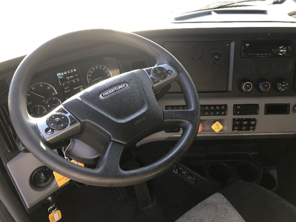 Sleeper Tractor-Heavy Duty Tractors-Freightliner-2022-T12664ST-Spokane Valley-WA-568,163\n\t\tmiles-$ 66,750 - Image 11