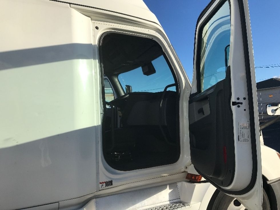 Sleeper Tractor-Heavy Duty Tractors-Freightliner-2022-T12664ST-Spokane Valley-WA-568,163\n\t\tmiles-$ 66,750 - Image 13