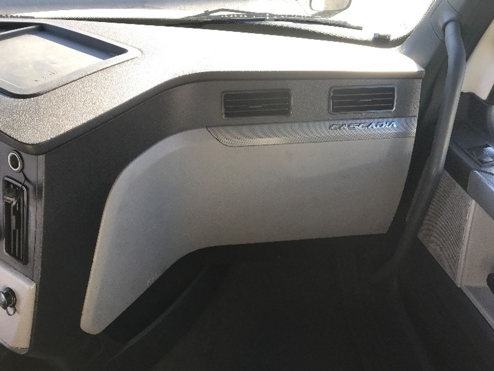 Sleeper Tractor-Heavy Duty Tractors-Freightliner-2022-T12664ST-Spokane Valley-WA-568,163\n\t\tmiles-$ 66,750 - Image 14