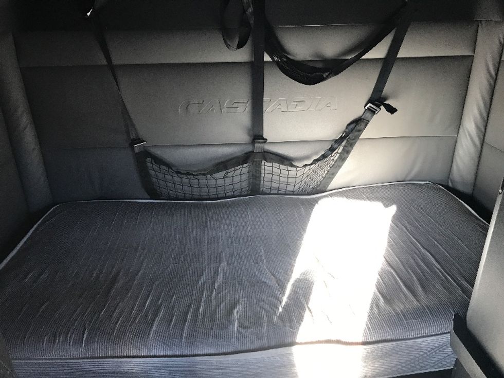 Sleeper Tractor-Heavy Duty Tractors-Freightliner-2022-T12664ST-Spokane Valley-WA-568,163\n\t\tmiles-$ 66,750 - Image 16