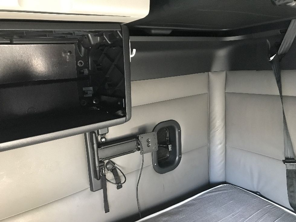 Sleeper Tractor-Heavy Duty Tractors-Freightliner-2022-T12664ST-Spokane Valley-WA-568,163\n\t\tmiles-$ 66,750 - Image 19