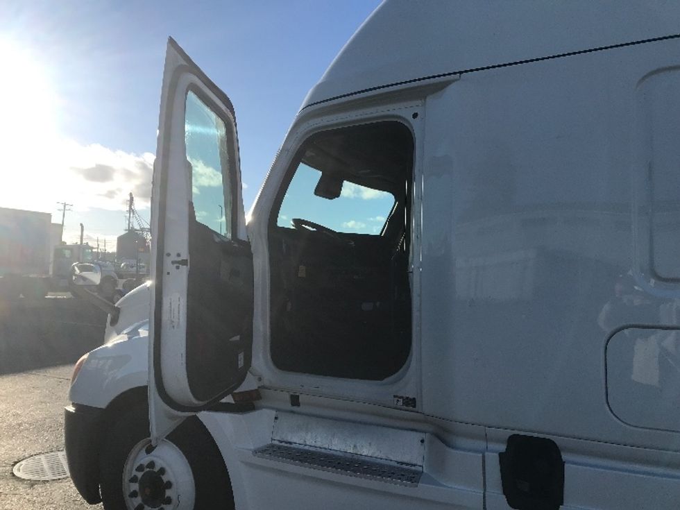 Sleeper Tractor-Heavy Duty Tractors-Freightliner-2022-T12664ST-Spokane Valley-WA-568,163\n\t\tmiles-$ 66,750 - Image 9