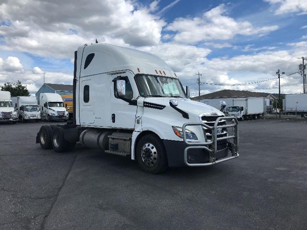 Sleeper Tractor-Heavy Duty Tractors-Freightliner-2022-T12664ST-Spokane Valley-WA-587,107\n\t\tmiles-$ 62,500 - Image 1