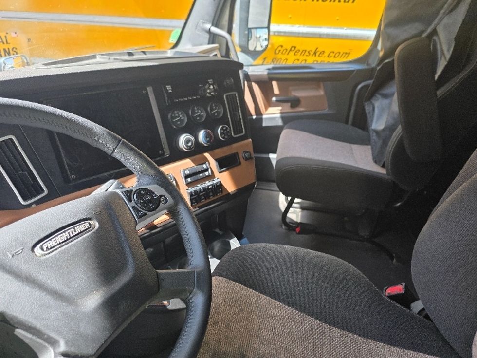 Sleeper Tractor-Heavy Duty Tractors-Freightliner-2022-T12664ST-Spokane Valley-WA-587,107\n\t\tmiles-$ 62,500 - Image 10