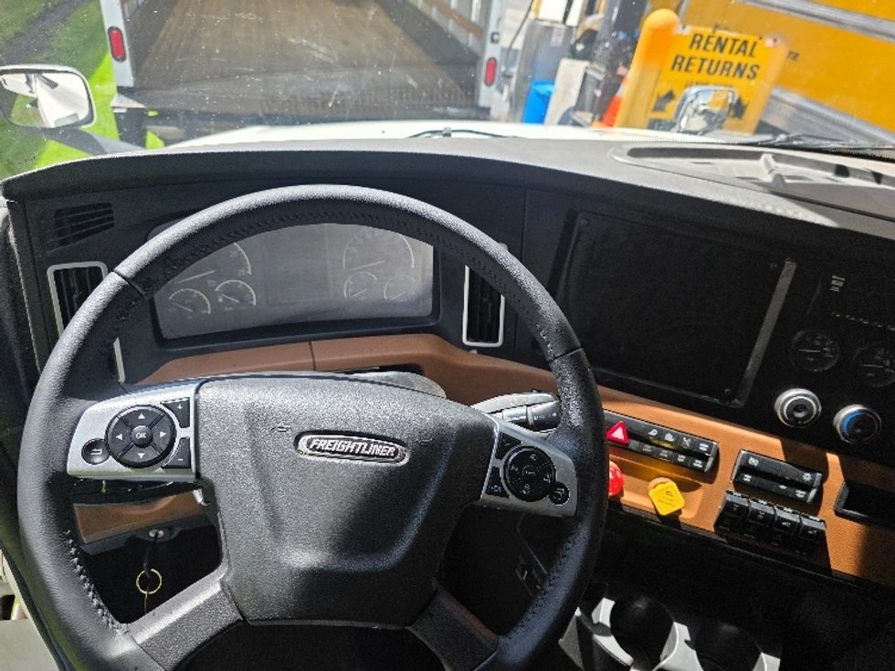 Sleeper Tractor-Heavy Duty Tractors-Freightliner-2022-T12664ST-Spokane Valley-WA-587,107\n\t\tmiles-$ 62,500 - Image 11