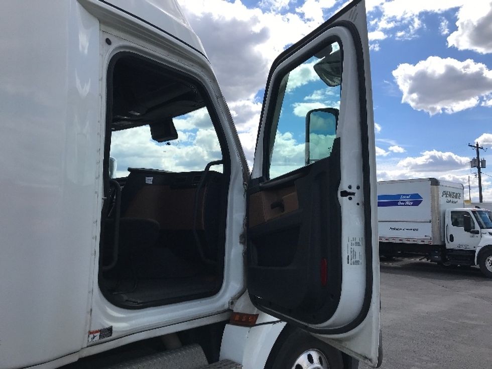 Sleeper Tractor-Heavy Duty Tractors-Freightliner-2022-T12664ST-Spokane Valley-WA-587,107\n\t\tmiles-$ 62,500 - Image 13