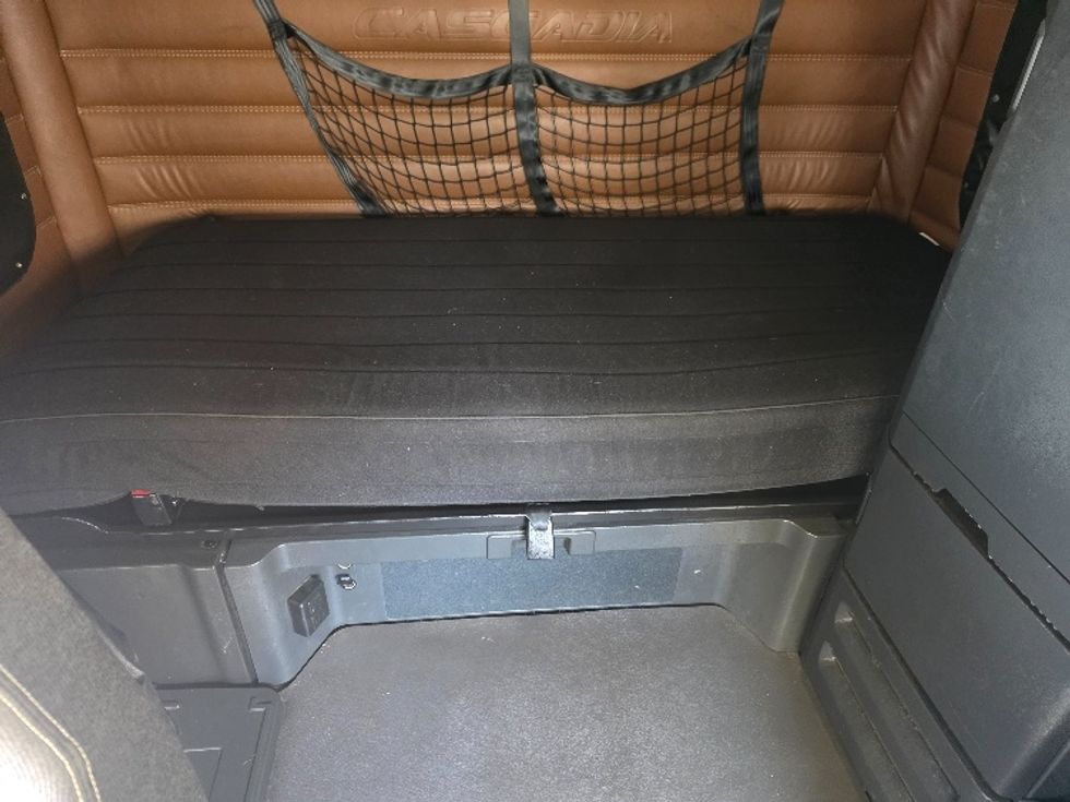 Sleeper Tractor-Heavy Duty Tractors-Freightliner-2022-T12664ST-Spokane Valley-WA-587,107\n\t\tmiles-$ 62,500 - Image 16