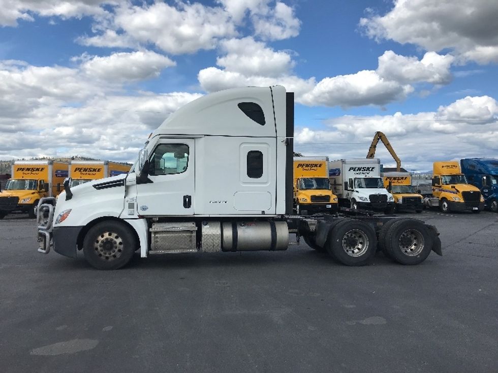 Sleeper Tractor-Heavy Duty Tractors-Freightliner-2022-T12664ST-Spokane Valley-WA-587,107\n\t\tmiles-$ 62,500 - Image 4