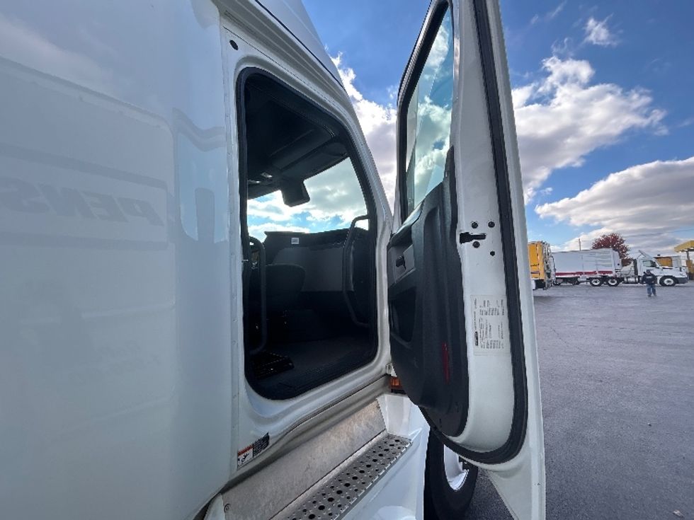 Sleeper Tractor-Heavy Duty Tractors-Freightliner-2022-T12664ST-Springfield-MO-348,697\n\t\tmiles-$ 86,000 - Image 13