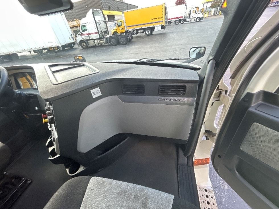 Sleeper Tractor-Heavy Duty Tractors-Freightliner-2022-T12664ST-Springfield-MO-348,697\n\t\tmiles-$ 86,000 - Image 14