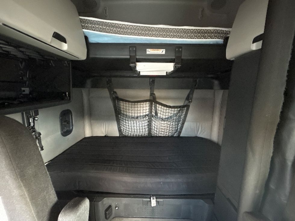 Sleeper Tractor-Heavy Duty Tractors-Freightliner-2022-T12664ST-Springfield-MO-348,697\n\t\tmiles-$ 86,000 - Image 16