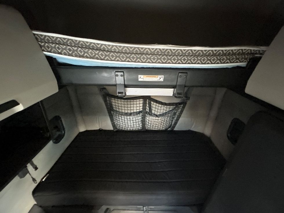 Sleeper Tractor-Heavy Duty Tractors-Freightliner-2022-T12664ST-Springfield-MO-348,697\n\t\tmiles-$ 86,000 - Image 17