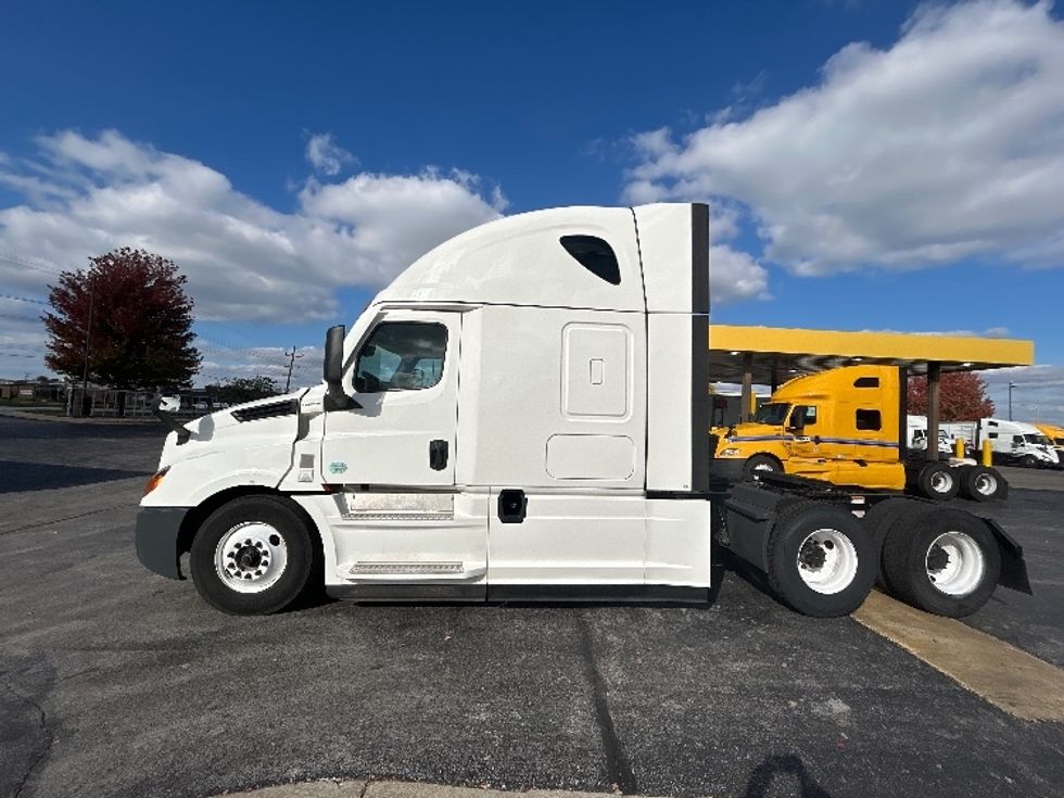 Sleeper Tractor-Heavy Duty Tractors-Freightliner-2022-T12664ST-Springfield-MO-348,697\n\t\tmiles-$ 86,000 - Image 4
