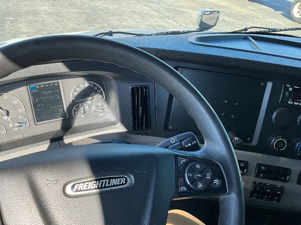 Sleeper Tractor-Heavy Duty Tractors-Freightliner-2022-T12664ST-Springfield-MO-399,292\n\t\tmiles-$ 81,500 - Image 11